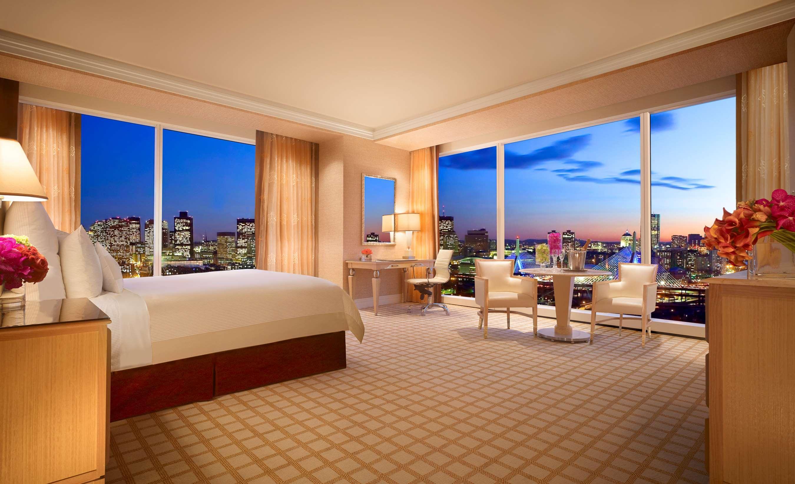 Encore Boston Harbor Everett Εξωτερικό φωτογραφία A guest room at the Mandarin Oriental, New York
